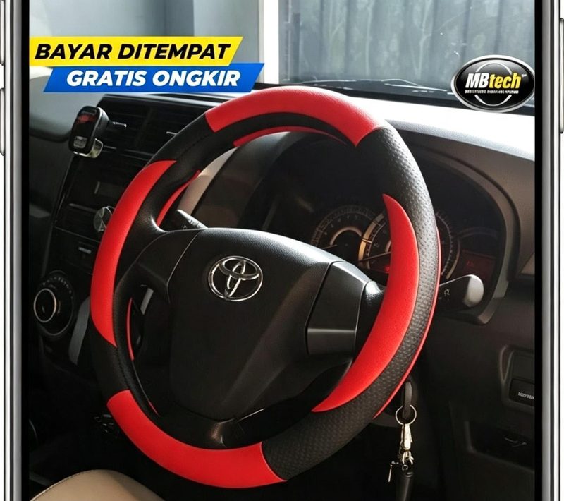 Cover stir merah hitam terpasang di setir mobil Toyota