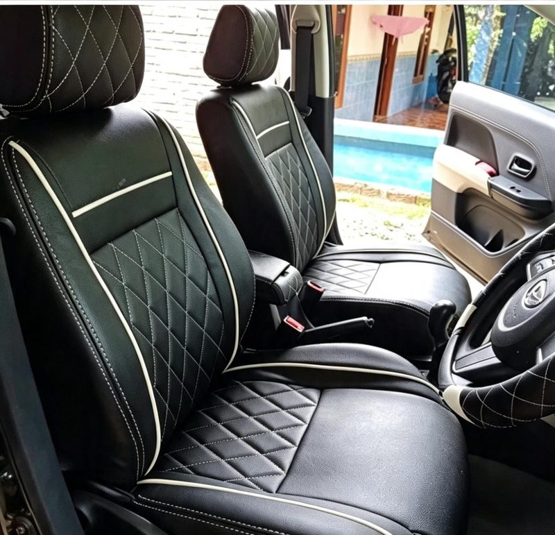 Jok mobil beklit paten hitam dengan list putih dan motif diamond