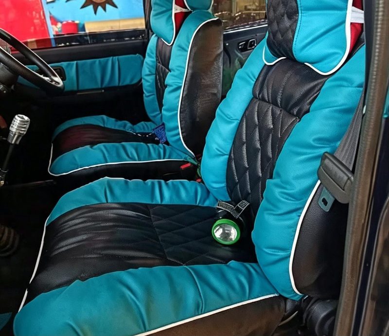 Jok model sofa warna biru muda kombinasi hitam