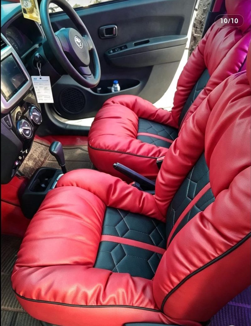 Jok model sofa merah dengan bantalan tebal