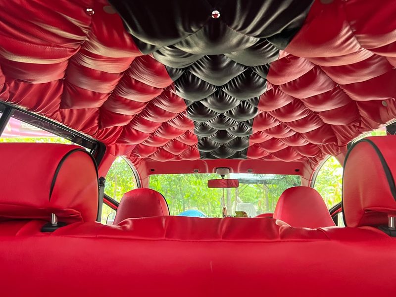 Plafon mobil merah motif diamond dengan aksen hitam