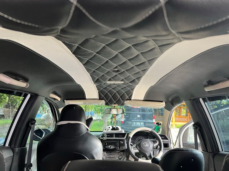 Plafon mobil putih dengan garis hitam motif diamond